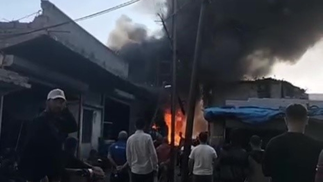 Adana'da hurdacı dükkanı alevlere teslim oldu