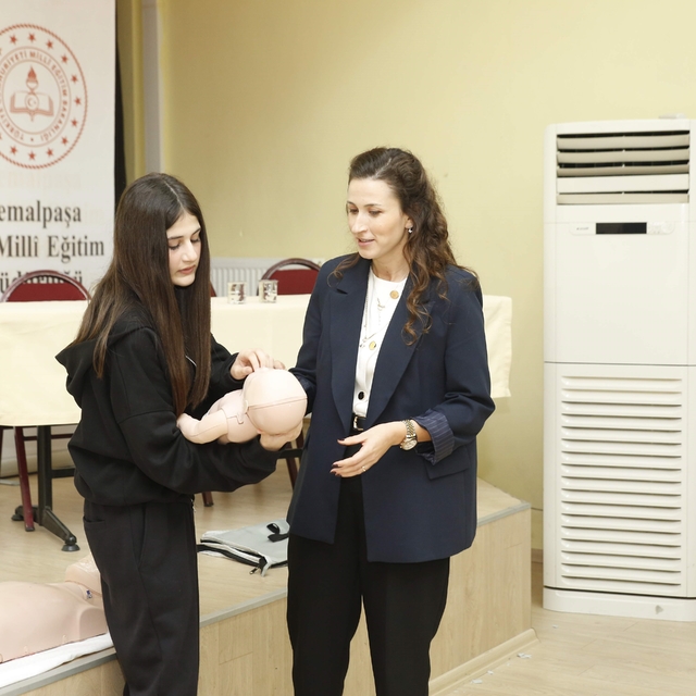 Uzman doktorlardan öğrencilere farkındalık eğitimi