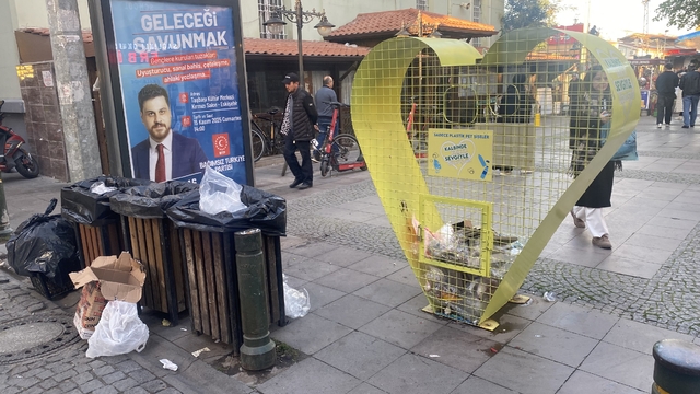 Plastik şişeler için kurulan geri dönüşüm kafesi çöplerle dolduruldu
Hemen yanında 3 çöp kutusu bulunan kafese çok sayıda farklı atık maddeler atıldı