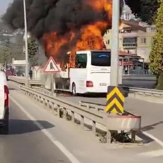 Yolcu otobüsü alevlere teslim oldu: Araç demir yığınına döndü