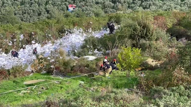 Bursa'da kağıt yüklü kamyon, uçuruma yuvarlandı: 2 ölü (2)