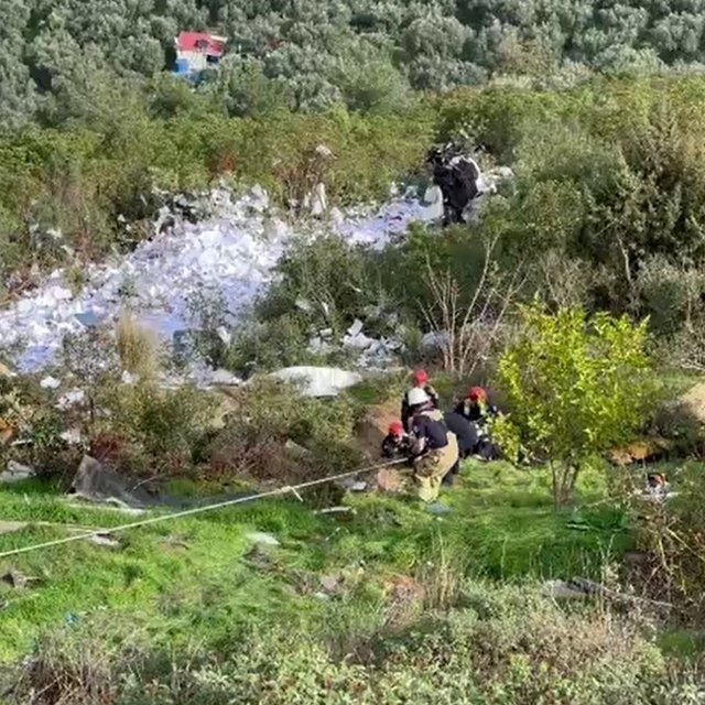 Bursa'da kağıt yüklü kamyon, uçuruma yuvarlandı: 2 ölü (2)