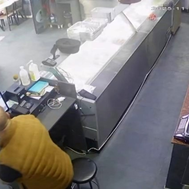 Deprem anı kamerada: İş yerindekiler panikle dışarı kaçtı