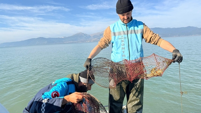 Eğirdir Gölü'nde 300 kaçak kerevit pinteri ele geçirildi
Su Ürünleri Mühendisi Dr. Bayram Korkmaz: "Denetimlerimiz aralıksız devam edecek"