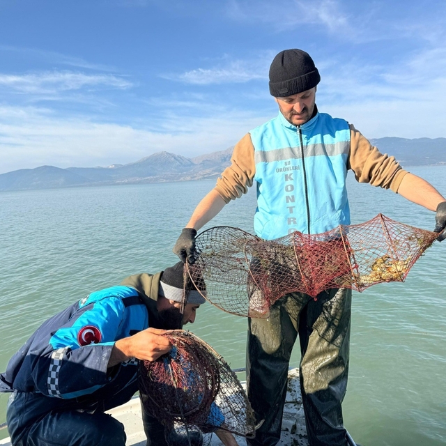 Eğirdir Gölü'nde 300 kaçak kerevit pinteri ele geçirildi
Su Ürünleri Mühend...
