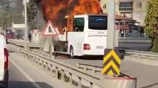 Yolcu otobüsü alevlere teslim oldu: Araç demir yığınına döndü