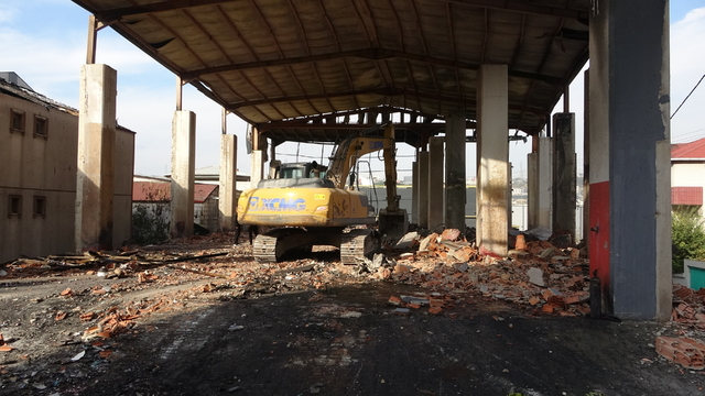 Kocaeli'de 7 kişinin öldüğü yanan kozmetik fabrikasında yıkım çalışması başlatıldı