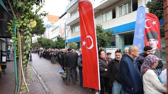 Aydın Büyükşehir, binlerce fideyi Nazilli'de vatandaşlara dağıttı