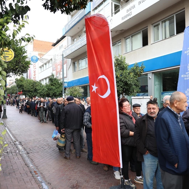 Aydın Büyükşehir, binlerce fideyi Nazilli'de vatandaşlara dağıttı