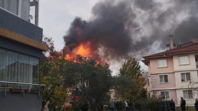 Yalova'da binanın çatı katında çıkan yangın söndürüldü