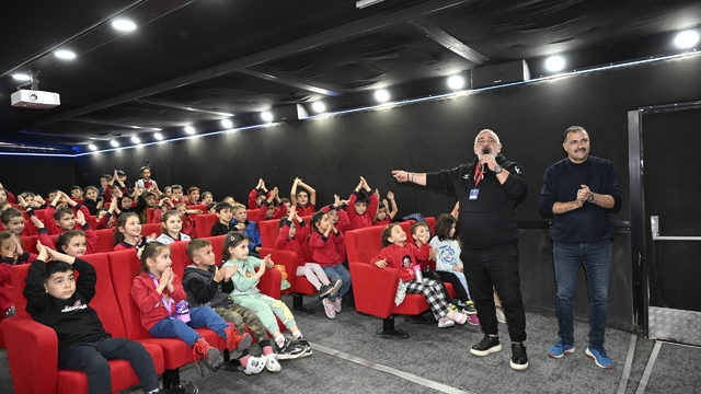 "Gezen Sinema Tırı" Demirci'de çocuklarla buluştu