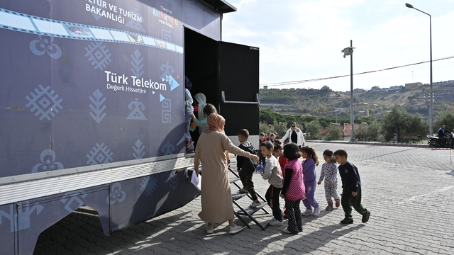 Demirci'de gezen sinema tırı çocuklara unutulmaz anlar yaşattı