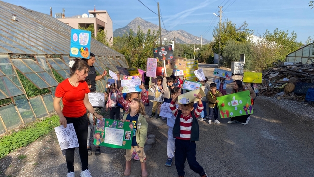 Antalya'da minik adımlarla 'en haklı' yürüyüş
Minikler 20 Kasım Dünya Çocuk Hakları Günü'nde pankartlarla sloganlar atarak yürüdü