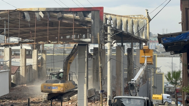 7 kişinin öldüğü parfüm dolum tesisi yıkılıyor