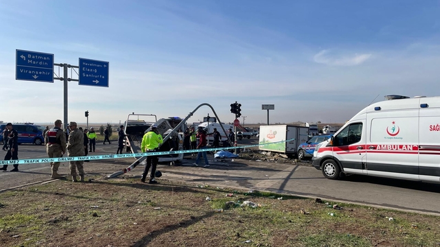 Diyarbakır'da zincirleme trafik kazasında 2 kişi öldü, 3 kişi yaralandı