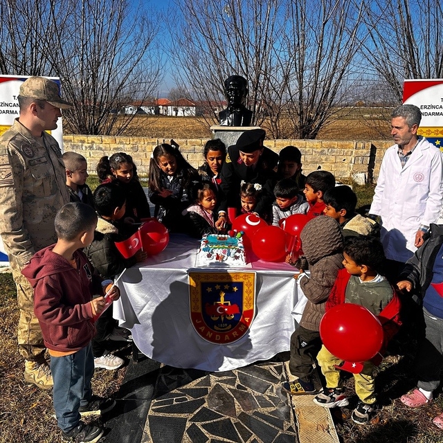 Jandarma ekiplerinden öğrencilere Çocuk Hakları Günü sürprizi