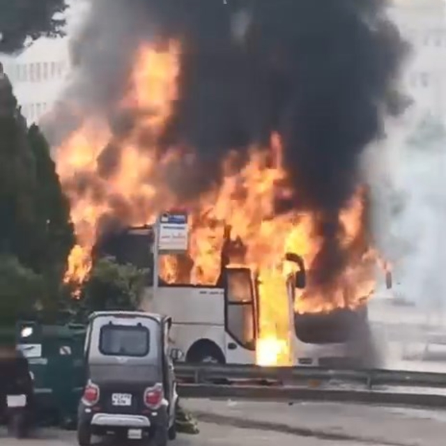 Seyir halindeki yolcu otobüsü alev alev yandı