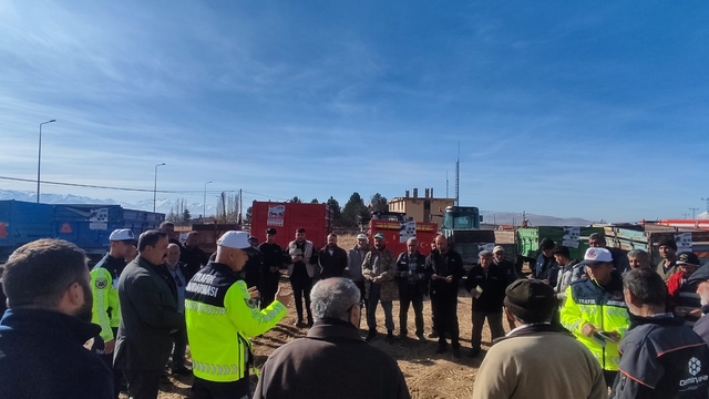 Kayseri'de traktör sürücülerine reflektör dağıtıldı