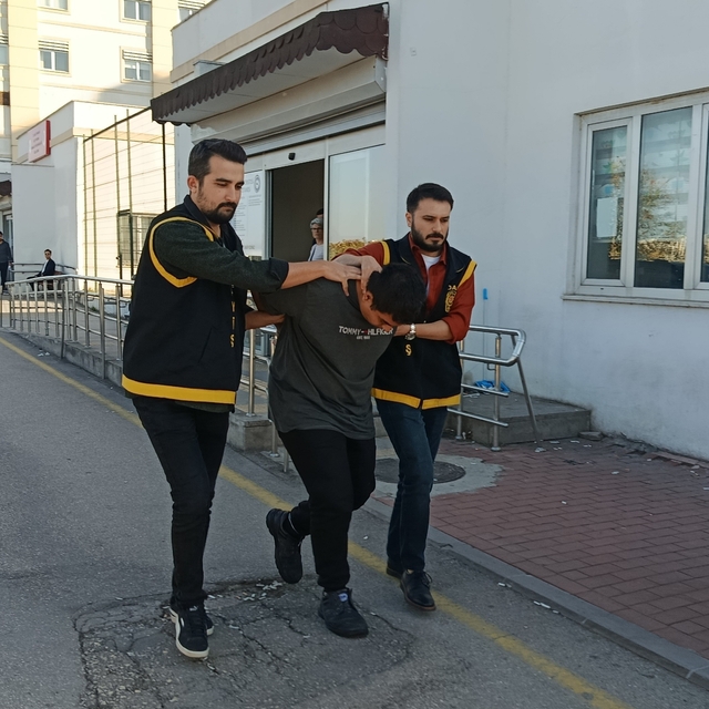 Adana'da komşu kavgası: Baba öldü, 2 oğlu yaralandı