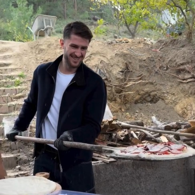 Milli futbolcu, memleketi İznik'te kendi pizzasını hazırlayıp, pişirdi