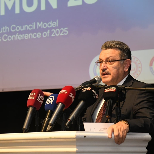 Başkan Ahmet Metin Genç: "Yeni dünya düzenini gençlerimiz sağlayacak"