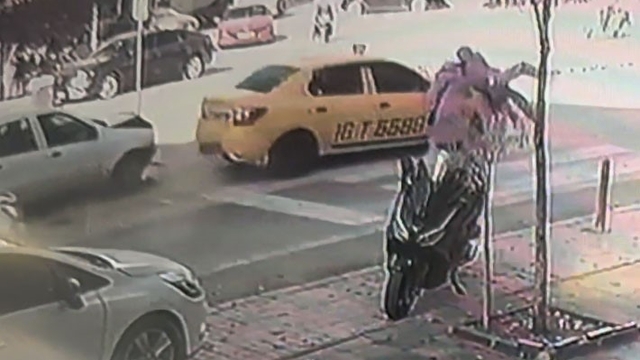 Yaya geçidinde anne ve bebeğe otomobil böyle çarptı
Yaşanan kaza güvenlik kameralarına yansıdı