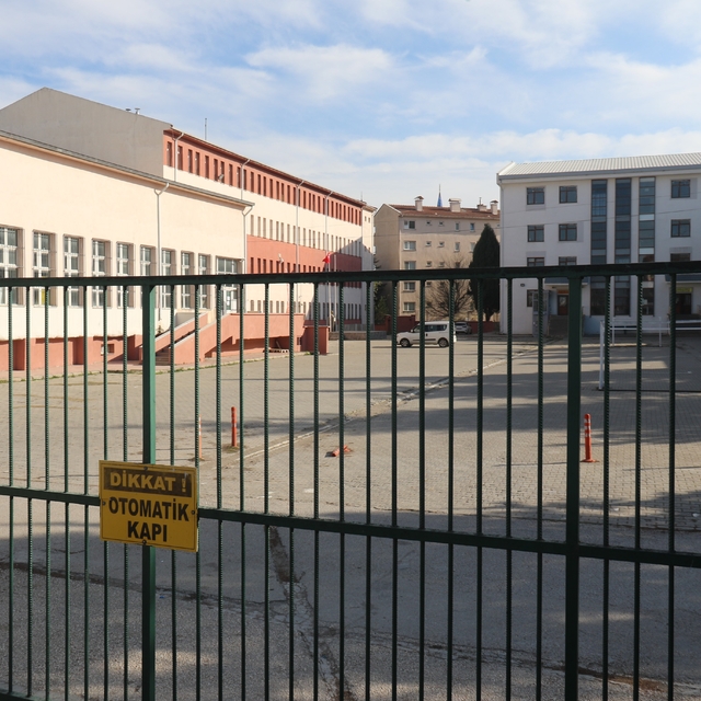 Yediği gıdadan zehirlenen lise öğrencisi hastaneye kaldırıldı