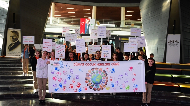 Osmangazi'de çocuklar haklarını öğrendi, pankartlarına yansıttı