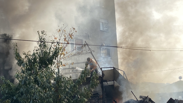 Depoda çıkan yangını kovayla su döküp söndürmeye çalıştı