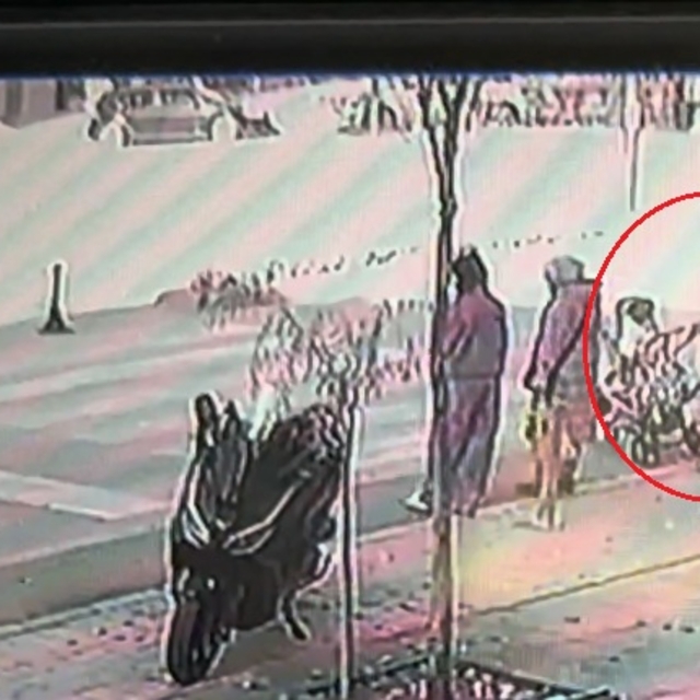 Yaya geçidinde dururken otomobilin arkasından vurduğu taksi, anne ile bebeğ...