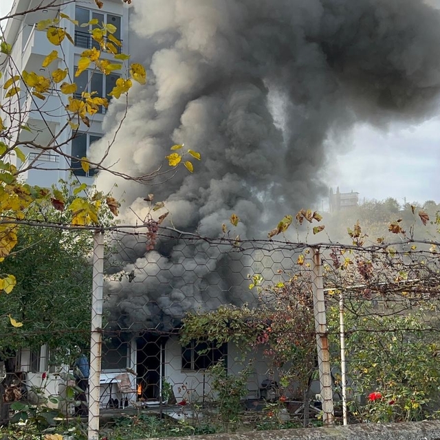 Şöminenin bacasından çıkan kıvılcım evi yaktı