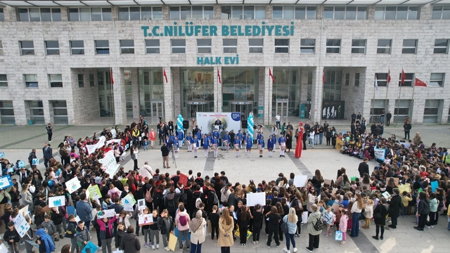 Nilüferli çocuklardan 'gelecek' için anlamlı yürüyüş