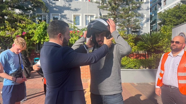 Alanya'da motosiklet sürücülerine ücretsiz kask dağıtıldı