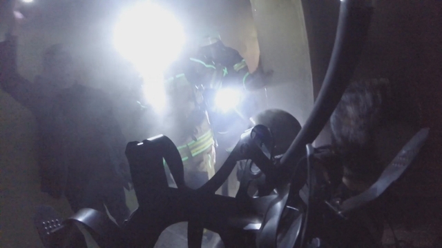 Diyarbakır'da 2'si çocuk 7 kişinin etkilendiği yangın kask kamerasına yansıdı