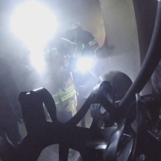 Diyarbakır'da 2'si çocuk 7 kişinin etkilendiği yangın kask kamerasına yansı...