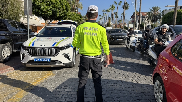 Alanya'da kask takmayan sürücülere önce ceza kesildi, sonra kask hediye edildi