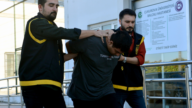 Husumetli olduğu komşusunu öldürdü, oğullarını yaraladı