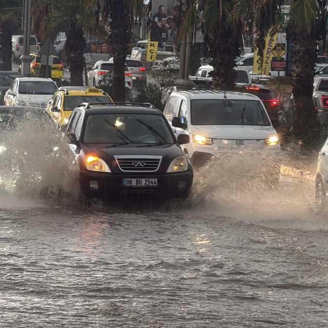 Bodrum sokakları bir saatte göle döndü