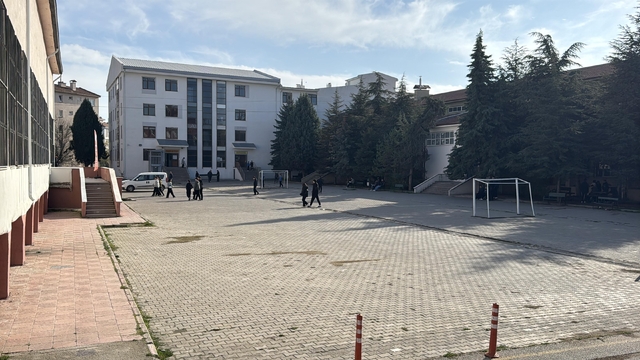 Lise öğrencisi, zehirlenme şüphesiyle hastaneye kaldırıldı