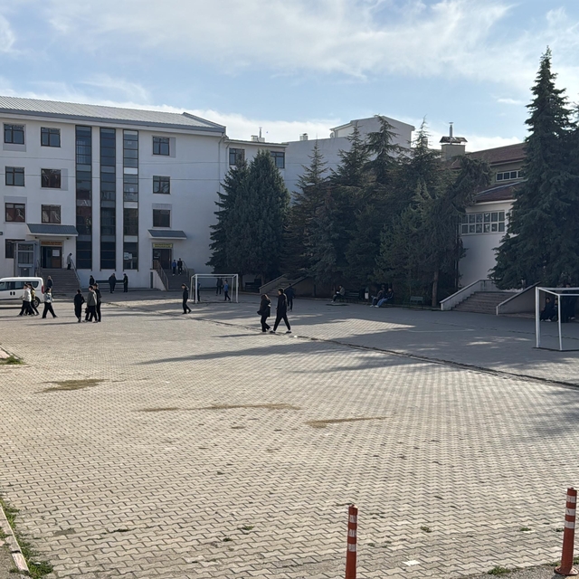 Lise öğrencisi, zehirlenme şüphesiyle hastaneye kaldırıldı