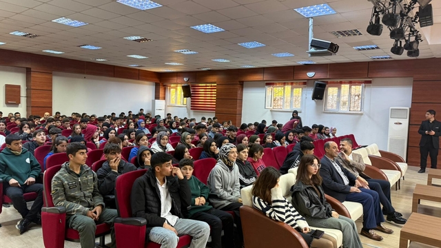 Diyarbakır'da lise öğrencilerine "Etkili Sınav Hazırlığı Stratejileri" konferansı verildi
