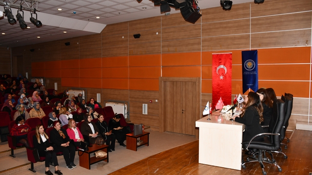 Diyarbakır'da "Kadına Yönelik Şiddet ve Kadın Cinayetleri" paneli gerçekleştirildi