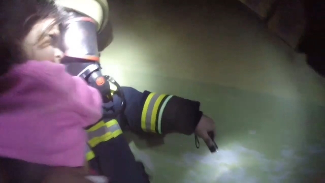 Diyarbakır'da apartman yangını: 13 kişi dumandan etkilendi (2)