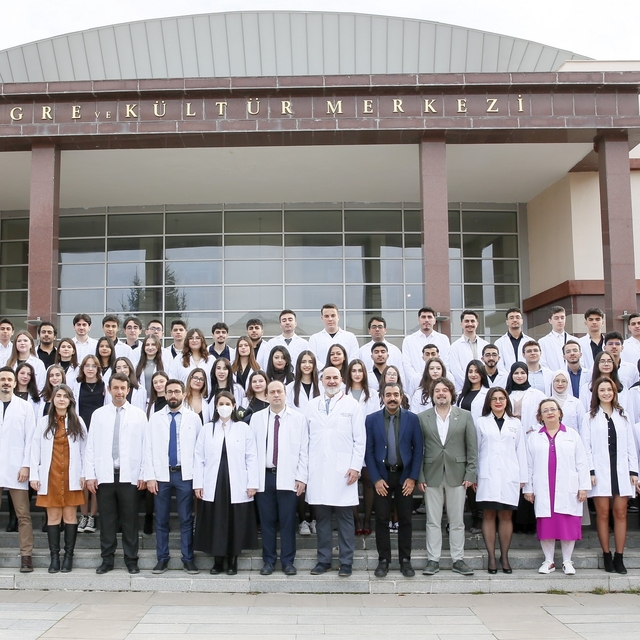 ESOGÜ'lü genç diş hekimi adayları beyaz önlüklerini giydi