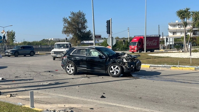 Antalya'da midibüs ile otomobilin çarpıştığı kazada 4 kişi yaralandı