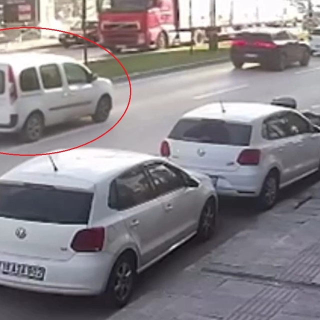 Cipe çarpan hafif ticari aracın sürücüsü yaralandı