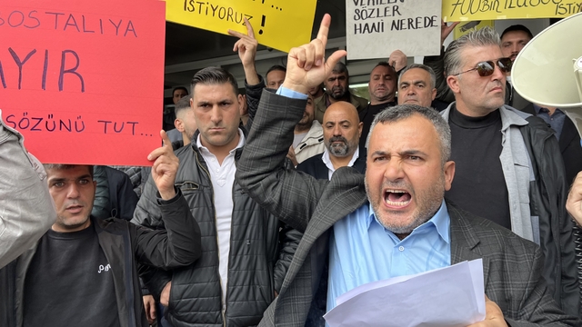 Acar: "İstanbul'daki çete düzeninin kopyasını Karşıyaka'da gördük"
Gazeteci Barış Yarkadaş'ın, İzmir'de bazı CHP'li vekiller hakkında, "Siz tüccar mısınız? Yakışıyor mu pazarcıların elinden pazar yerini alıp şirket üzerinden pazarcılara satmaya çalışmak" sözleri İzmir'den destek buldu
İzmir Pazarcılar Derneği Başkanı Faysal Acar:
"Bostanlı Pazar yerinin özel bir şirkete devredilmesi ve pazarın haftada iki güne çıkarılması sürecinde bazı milletvekillerinin isimleri baskı unsuru olarak kullanıldı"