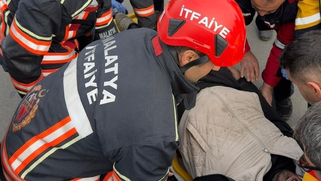 Malatya'da kamyonet ile kamyon çarpıştı: 1 yaralı