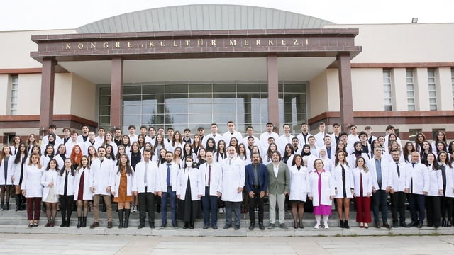 ESOGÜ'lü genç diş hekimi adayları beyaz önlüklerini giydi