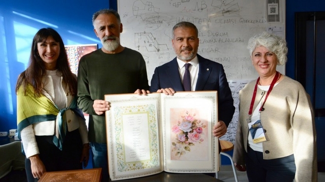 Rektör Adıgüzel, 17. Uluslararası Anadolu Kaligrafi ve Tipografi Etkinliği'ni ziyaret etti